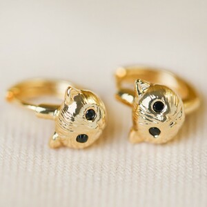 Cat huggie earrings in Gold