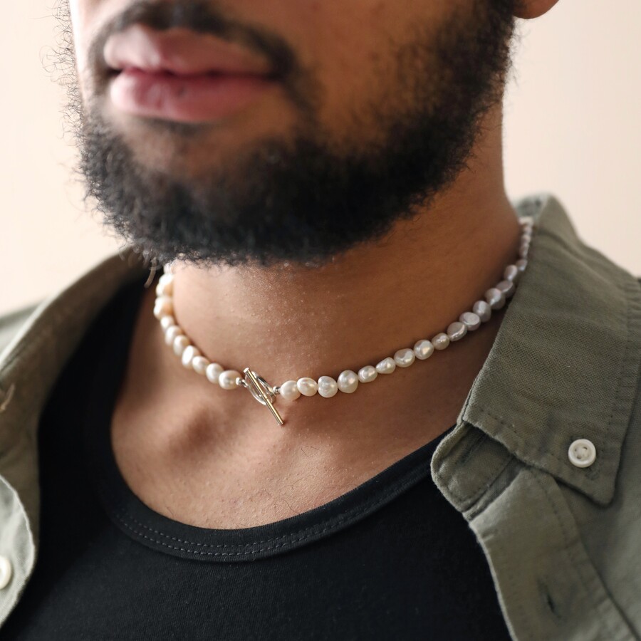 Pearl necklaces or bracelets are great for unisex jewellery looks despite being thought of as feminine styles as they are neutral and easy to layer