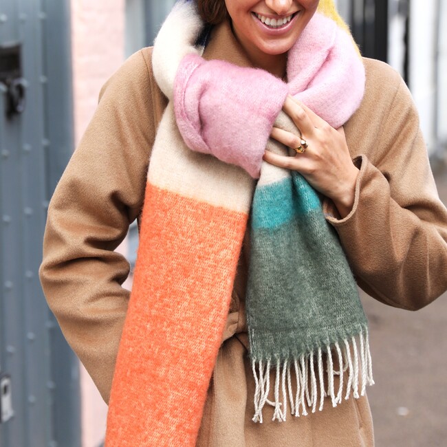 The Knotted Loop Method of Tying a Scarf is Simple But Ultra Stylish, and Keeps your Scarf in Place on Windy Days