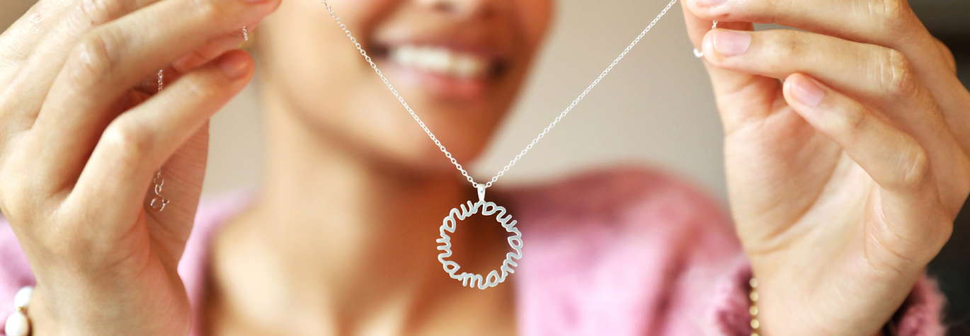 Sterling Silver Mama Circle Pendant Necklace in Silver