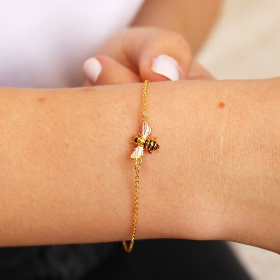 Enamel bee bracelet with peach daisy