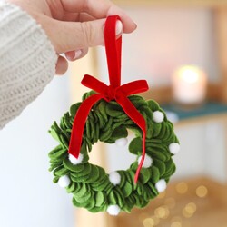 Mini Felt Mistletoe Wreath