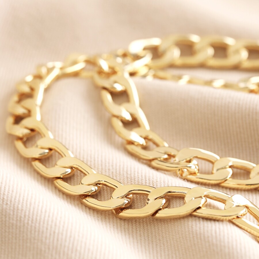A chunky curb chain is ideal for adding a sleek and timeless effect to an everyday stack