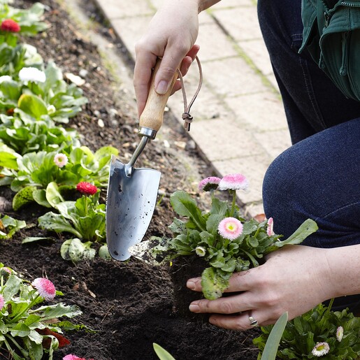 Model Gardening with Burgon & Ball RHS Gardening Hand Trowel