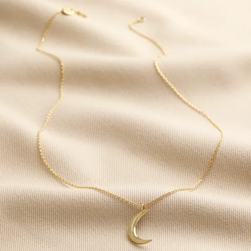 Full Chain of Crescent Moon Pendant Necklace in Gold