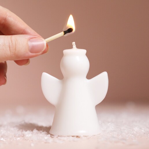 Model lighting Afroart Small Angel Candle with snow surrounding