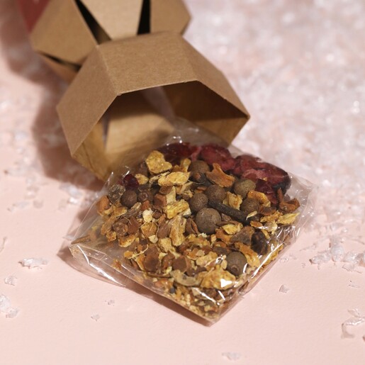 Ingredients Green Cuisine Mulled Wine Christmas Cracker open with mulled wine ingredients outside of packaging