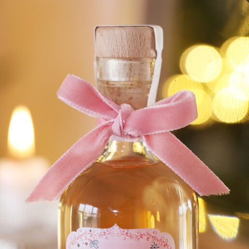 Close Up of Ribbon on 100ml Love You To The North Pole Christmas Gin
