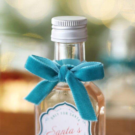 Close up of top of bottle showing velvet bow on 40ml Santa's Tipple Christmas Spiced Gin