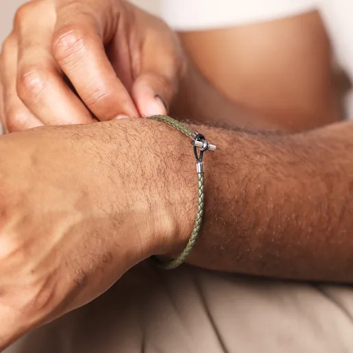 Close Up of Personalised Men's Braided Vegan Leather T-Bar Bracelet in Green on Model