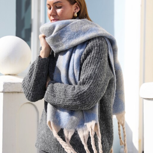 Model Shot Model Shot of Blue and White Leopard Print Winter Scarf