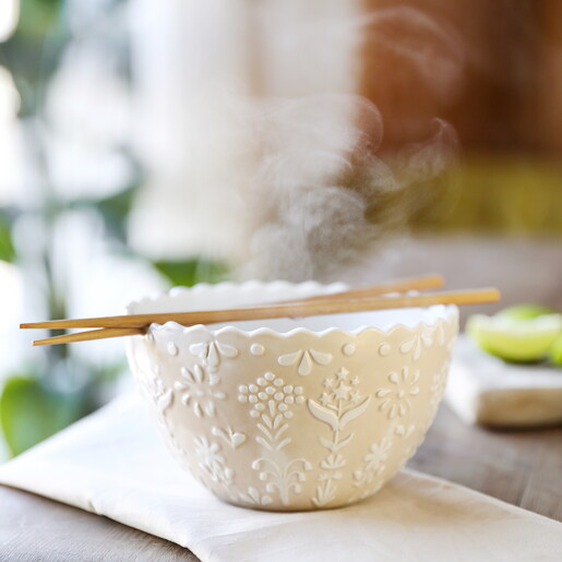 scalloped edge ramen bowl in pink and white