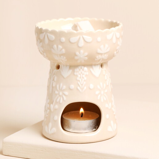 pink and white scalloped edge wax burner