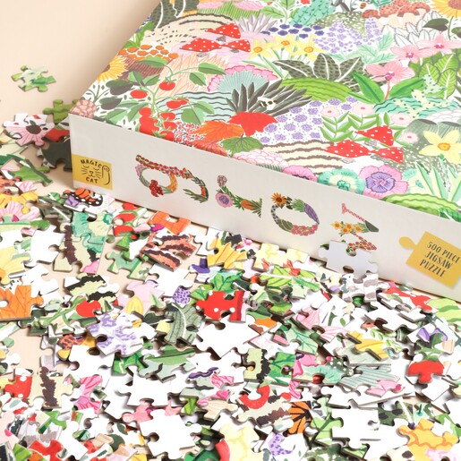 Close up of Grow 500 Piece Jigsaw Puzzle with puzzle pieces