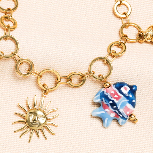 close-up of circle link chain