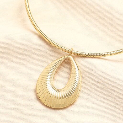 Close Up of Stainless Steel Oval Choker Necklace in Gold