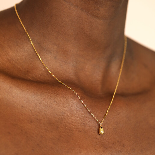 delicate pendant necklace in gold