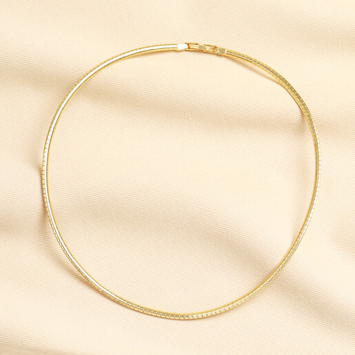 thin chain with a choker style