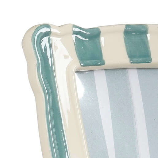 Close up of the scalloped corner and glossy glazed finish of the striped frame