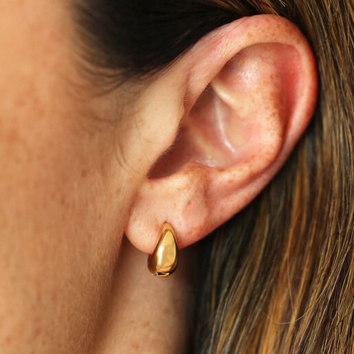 model shot of gold hoops
