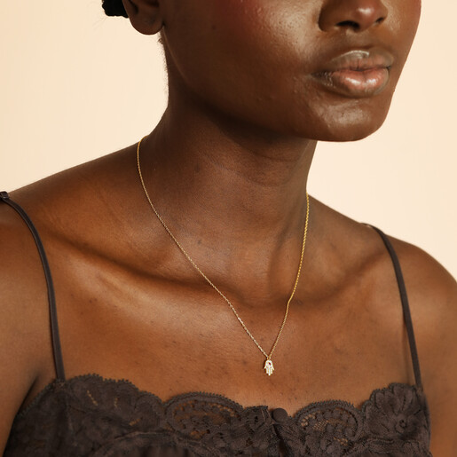 model shot of pendant necklace 