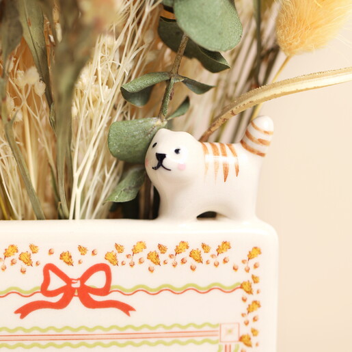 close up of cat figurine