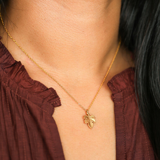 autumn-inspired pendant necklace in gold