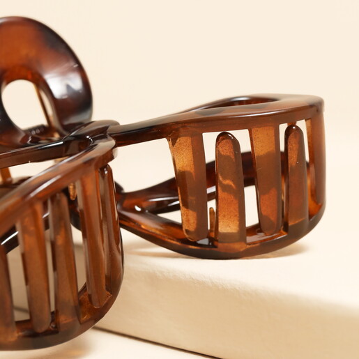 close up of claw clip