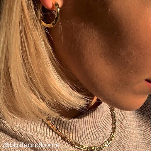 Polished Flat Figaro Chain Necklace in Gold