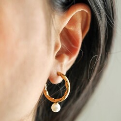 Organic Hoop Earrings with Pearl in Gold