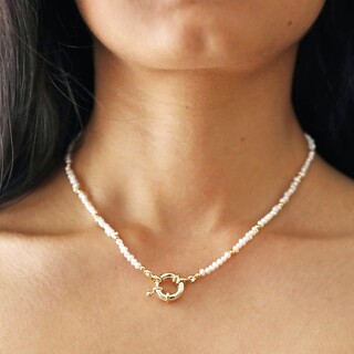 Round Clasp and Pearls Necklace in Gold
