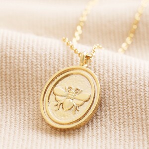 Organic disc bee pendant necklace in gold