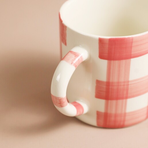 Close Up Close up of handle on Sass & Belle Pink Gingham Mug
