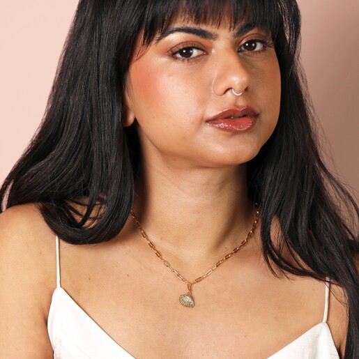 Paperclip Chain Shell Pendant Necklace in Gold on a model