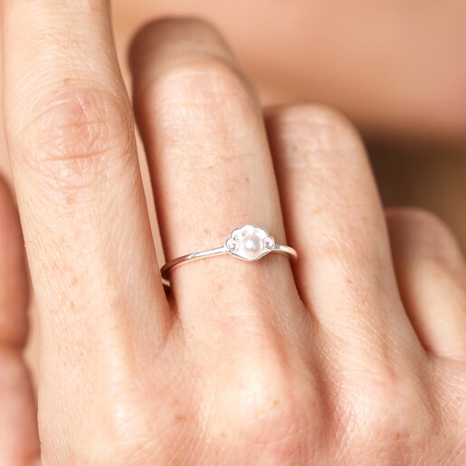 Close Up of Sterling Silver Semi-Precious Opal Oyster Ring