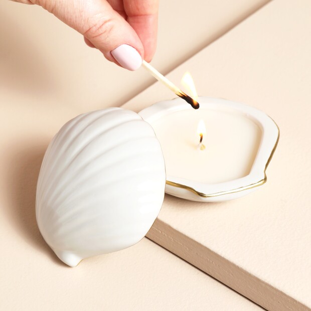 Seashell Cocoa Butter and Vanilla Ceramic Candle Seashell Cocoa Butter and Vanilla Ceramic Candle