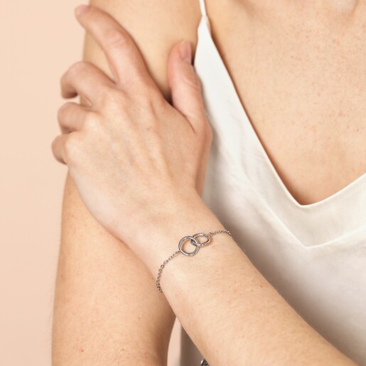 Close up on model Stainless Steel Interlocking Circle Bracelet in Silver on a model