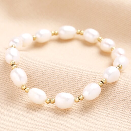 A freshwater pearl bracelet in gold.