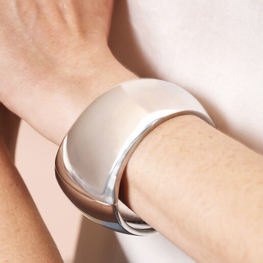 Close Up of Stainless Steel Hinged Chunky Bangle