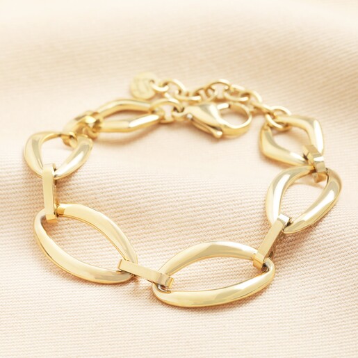 This bracelet features tapered oval links are connected by delicate belcher chain sections