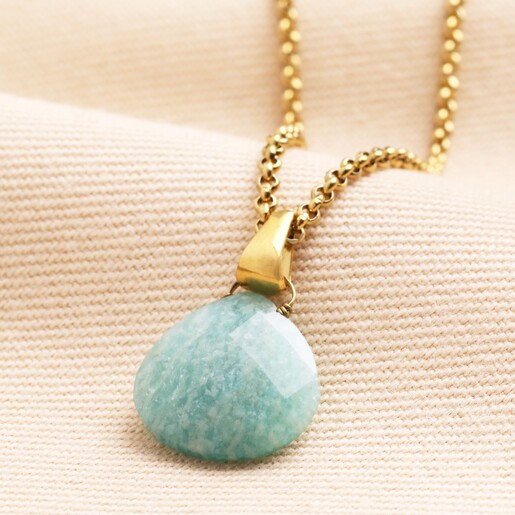 Semi-Precious Amazonite Pendant Necklace in Gold A necklace with a complete with a semi-precious teal amazonite pendant.