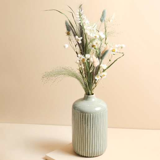 A spring hand-arranged dried flower bunch