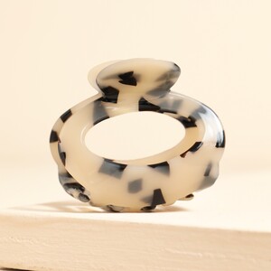 Tortoiseshell Oval Hair Claw