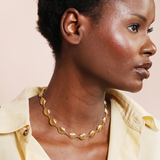 Close Up of Textured Details on Clam Shell Links for Chunky Chain Necklace