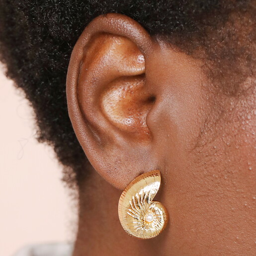 shell earrings with spiral texture in gold