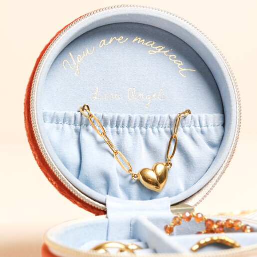 close up of elasticated pouch compartment