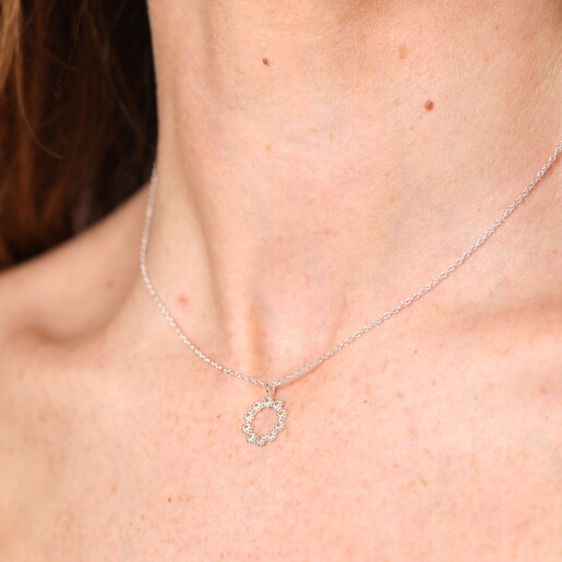 Elegant sterling silver daisy chain necklace