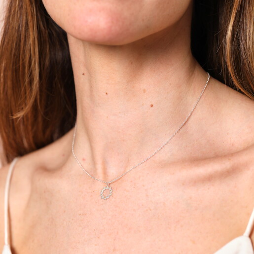 Elegant sterling silver daisy chain necklace