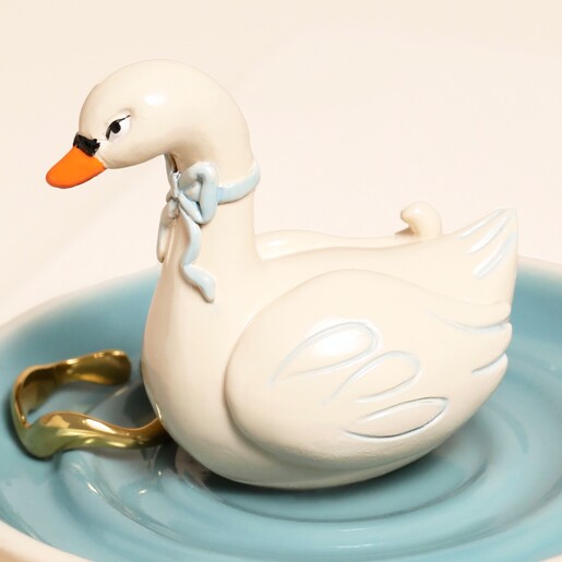 ring holder in swan design made of ceramic