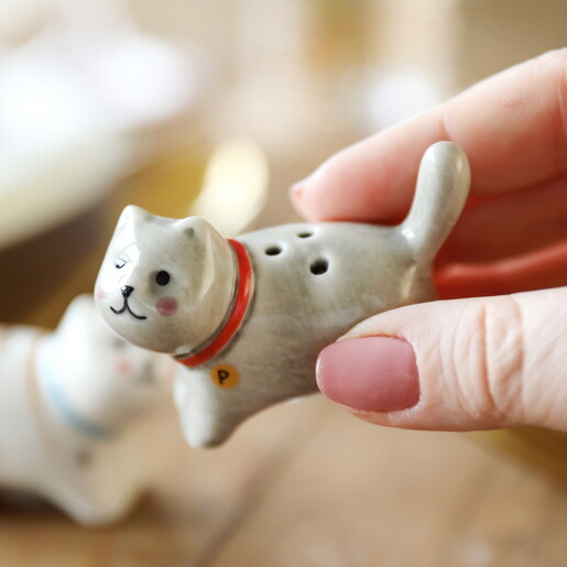 ceramic cat shaped shaker